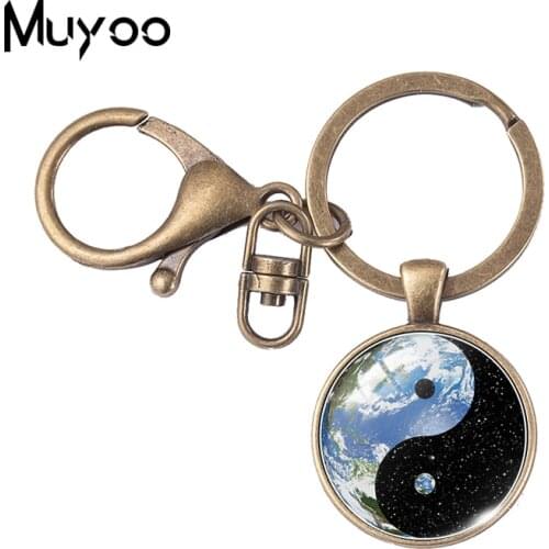 2021 New Ying Yang Earth Keychain Cat Dragon Glass Cabochon Photo Jewelry Round Keyring Mens Vintage Key chains