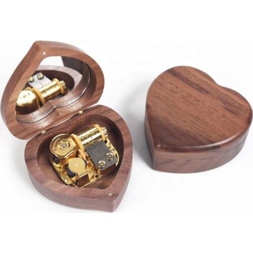 Christmas Love Theme Heart Shape Hand Cranked Music Box Mechanism Healthy Wood Engraving Multiple Songs Valentine Wedding Gift