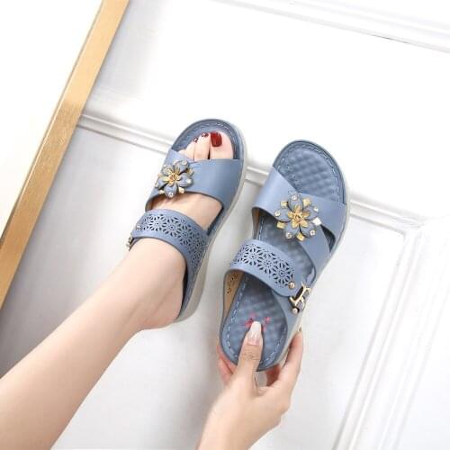 2021 new rhinestone flowers, casual shoes, soft soles and mother sports sandals and slippers, wedges and non-slip women sandals