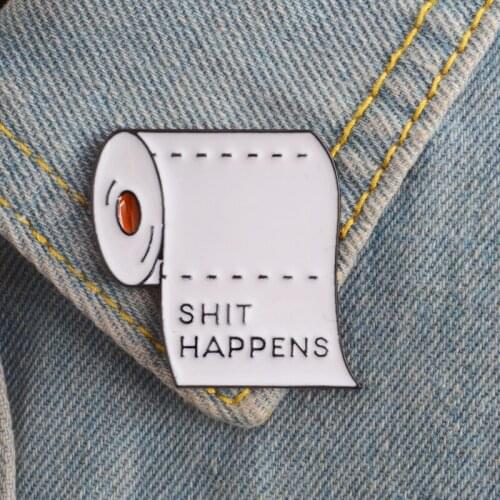 Carta igienica bianca sul lettering "SHIT HAPPENS" spilla esagerata moda cappotto vestiti borsa decorazione