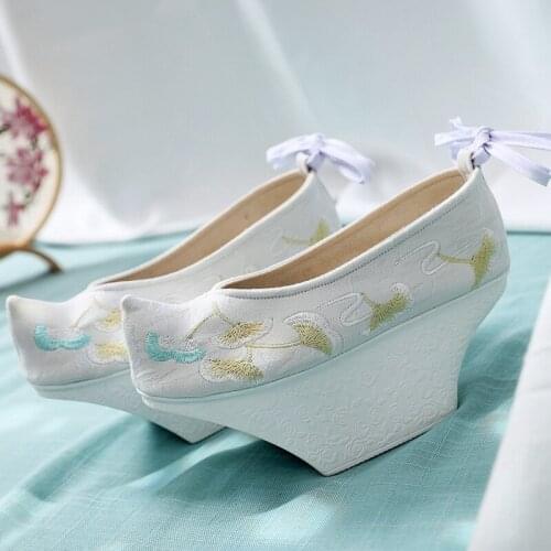 Women Chinese Style Hanfu Princess Flower Embroidered Shoes Festival Retro Yue Opera High Heel Bandage Dance Short Ankle Boots