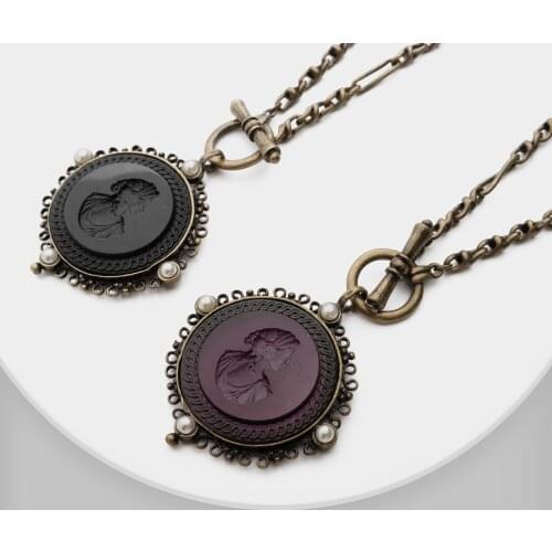 Amorita boutique The purple portrait is pendant