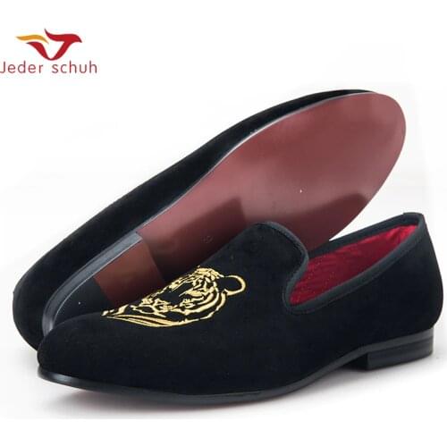 Jeder Schuh New Arrival Men Velvet Shoes With Tiger Embroidery Banquet And Prom Men Loafers Male Smoking Slippers