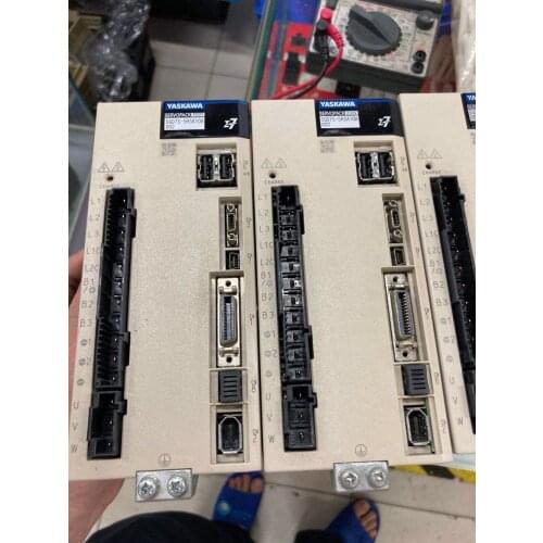 SGD7S-5R5A10A SERVO driver , used in good condition . 80% appearance new , good working , free shipping