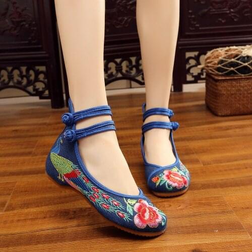 Big Size 34-43 Chinese Style Peacock Embroidered Ladies Shoes Old Peking Soft Sole Casual Breathable Cloth Flats Woman