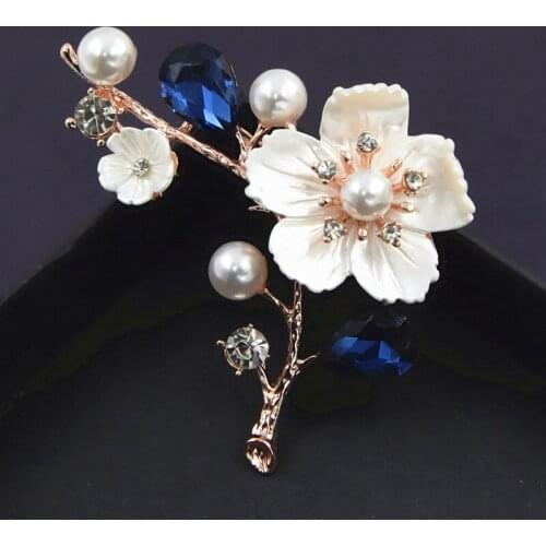 Shell Pearl Flower Brooch Womens Elegant Fashion Pin Red Rhinestone Brooch High Quality Wedding Jewelry Accessories