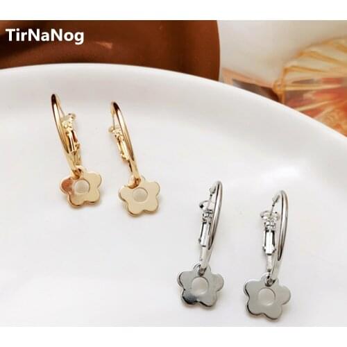 Romantic Sweet Small Hollow Plant Flower Metal Gold Simple Hoop Earrings for Women Party Jewelry Gift Autumn Winter