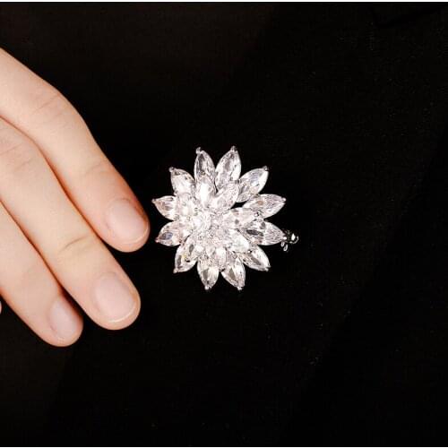 Dara White Flower Crystal Grace Snowflake Brooch For Women 2021 New Arrival