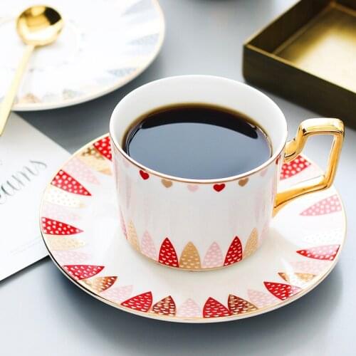 European Coffee Cup Set Porcelain Creative White Tea Cup with Handle Saucer Afternoon Tea Kubek Na Kawe Home Drinkware QAB50BZ