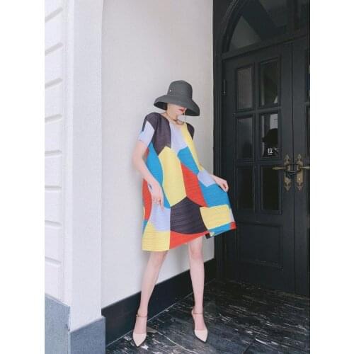HOT SELLING Miyake short sleeve o-neck fold dress fashion Geometric contrast print Big swing dress IN STOCK