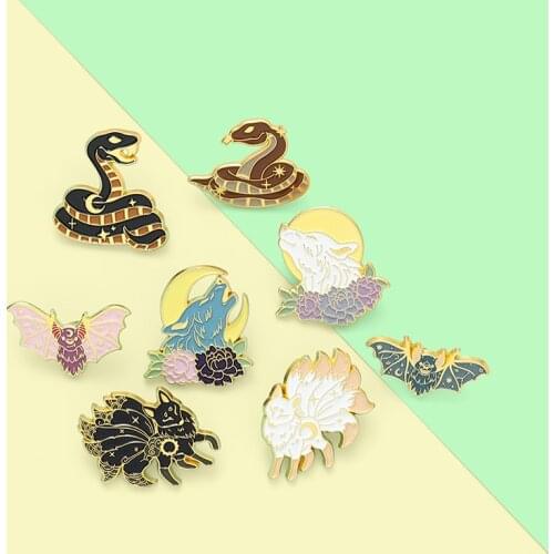 Sun Moon Starry Animal Brooches for Women Snake Fox Bat Wolf Enamel Pin Backpacks Funny Metal Badge Anime Jewelry Gift Wholesale