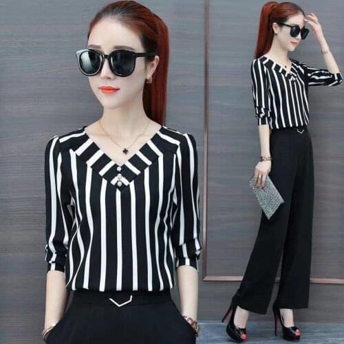 2021 summer womens Polyester stripe V-neck Quarter Sleeve loose ol commuter T-shirt