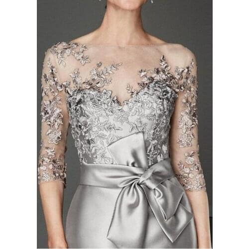 2021 Gorgeous Silver Short Knee Length Lace Mother of the Bride Dresses Three Quarter Sleeves Wedding Party Gowns Boat Neck