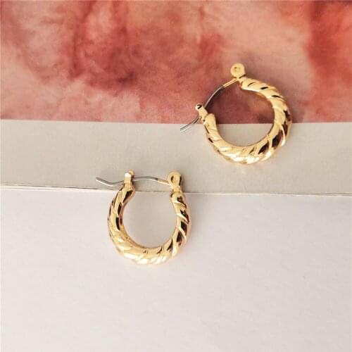 New Vintage Gold Color Plating Textured Twirl Small Oval Hoop Earrings For Women Girl Boho Elegant Gorgeous Jewelry Accessory