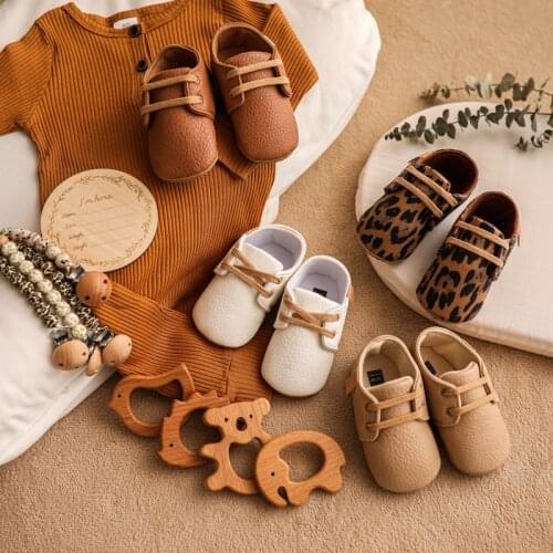 Baby Shoes Gift Box Fashion Set For Newborn Babies Pacifier Chain Beech Teether Relieve Teething Growth Record Photography Props