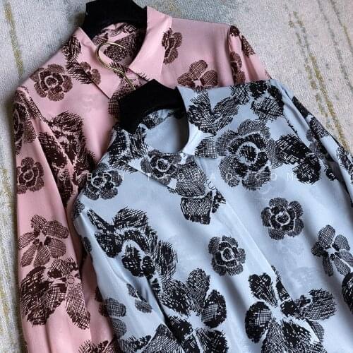 Refreshing and moist color, you can feel the presence of good on the upper body Flower printed silk shirt tops blouse