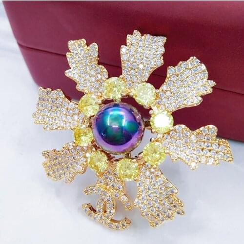 Floral women brooch bouquet big brooches hijab pins and crystal simulated pearl brooches wedding gift woman gold color jewelry