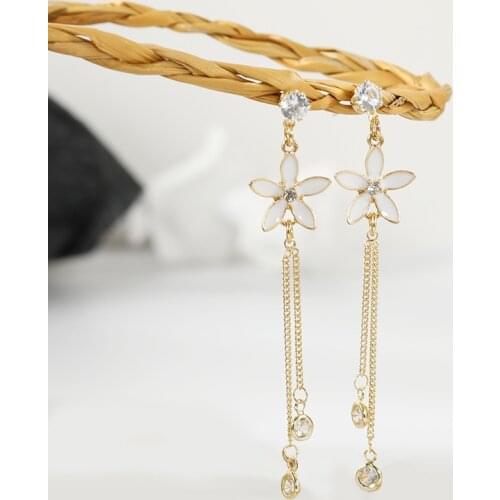 2020 Korean Version Of The New Earrings Temperament Net Red Wild Fashion Small Daisy Crystal Earrings Womens Wholesale Brinco