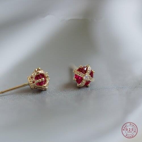 925 Sterling Silver Simple Crown Stud Earrings Women Inlaid Red Crystal Right Staff Noble Elegant Wedding Jewelry Gift