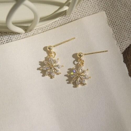 DAVINI Snow Flower Stud Earring Shiny Crystal Elegant Women Ear Stud Korean New Jewelry For Women Female Gifts Gold Color MG370