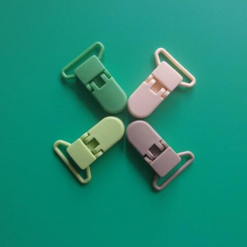 Wholesale 800pcs Mix 20 Colors 25MM Width D Shape SUTOYUEN Plastic Clips,For Suspender Binky/Paci/Pacifier/Bib/Toy Holder Clip