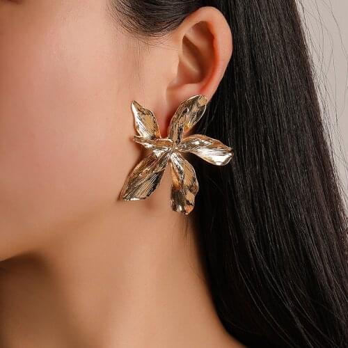 Vintage Gold Alloy Earrings New Fashion Big Flower Stud Earrings For Women Bohemian Wedding Fashion Statement Earrings