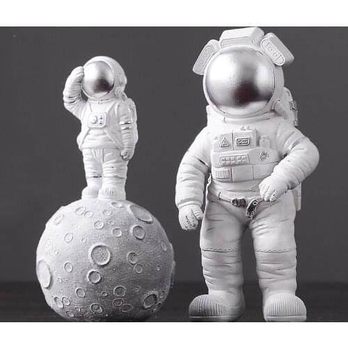 Nordic Creative Resin Space Man Astronaut Miniatures Figurine Embrace Salute Cosmonaut Figure Model Handicraft Home Decorations