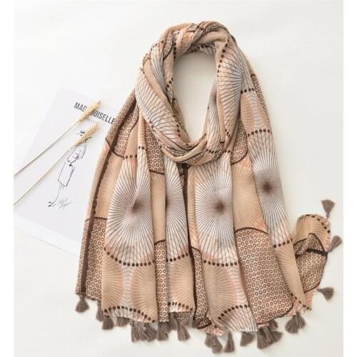 2021 Design Women Viscose Scarf Aztec Bohemia Circle Tassel Shawl Spring Autumn Warm Wrap Hijabs Lady Pashmina Foulards Bandana