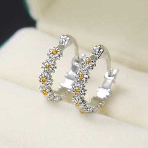 High Quality Little Daisy Hoop Earring For Women Simple Stylish Versatile Girl Accessories Small Round Circle Trendy Jewelry