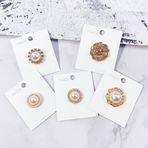 New Pearl Magnet Brooches Flower Crystal Scarf Hijab Pins Female Shawl Shirt Corsage Fashion Jewelry for Women Accessories