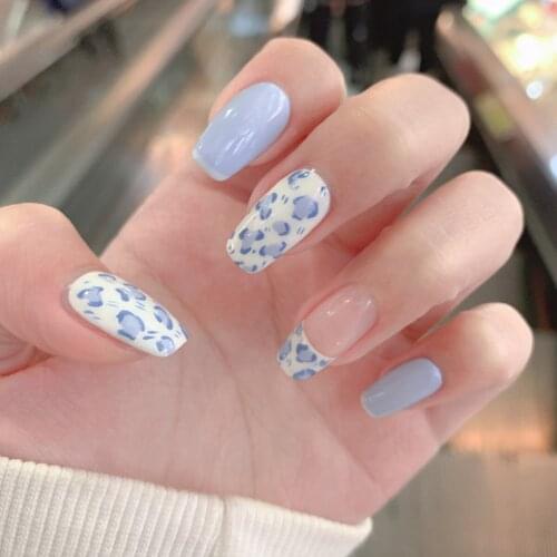 24Pcs/Set Fashionable White And Blue Leopard Wearable Fake Nails Press On Short Oval Head Lady Full Cover Finished Fingernail