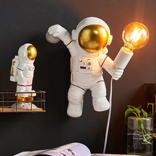 Modern Astronaut Table Lamp Creative Holding Lamp Childrens Night Lamp Table Bedroom Lamp Art Loft Decoration Resin Luminaire