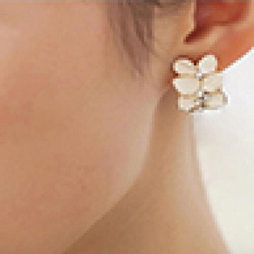 2021 New Women Fashion Cute Luxury Elegant White Gardenia Flower Pattern Stud Earrings for Gift Party Meeting