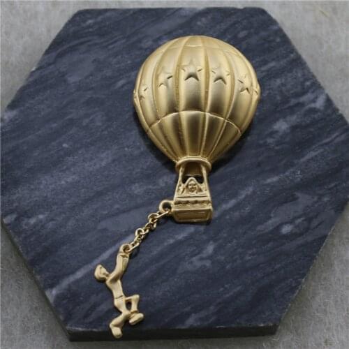 Vintage Matte Gold Metal Hot Air Balloon Brooch Button Badge Humanoid Pendant Brooch Pin For Women Female Scarf Dropship Gifts