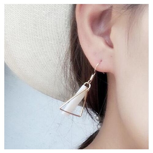 Ey1007 2018 hot sale Europe and America geometric simple triangle shell female charm earrings jewelry