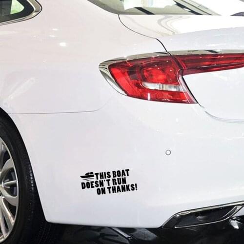 15*6.8cm THIS BOAT DOESN'T RUN ON THANKS Sticker Decal Boat Fishing Car Accessories Motorcycle Helmet Car Styling