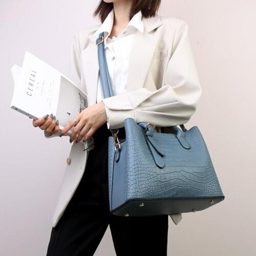 Large-capacity Handbag Womens 2021 Summer and Autumn New Messenger Bag Womens Fashion Multi-layer Womens Shoulder Bag