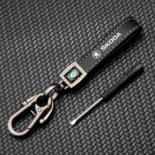 1pc High-Grade Leather Car Keychain 360 Degree Rotating Horseshoe Ring For Skoda Octavia Rapid Kodiaq Karoq Fabia Kamiq Superb