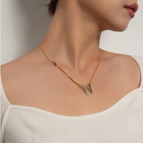 Orgin Summer Creative Letter W Butterfly Pendant Necklace for Women Romantic Asymmetric Party Gift Necklace Jewelry Wholesale