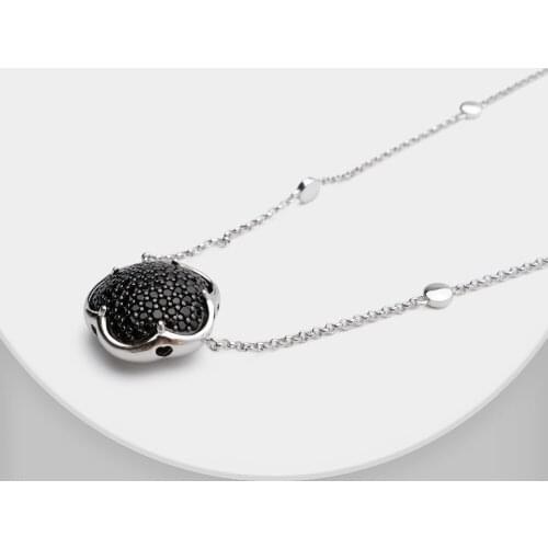 Amorita boutique Luxury and exquisite black petal pendant necklace