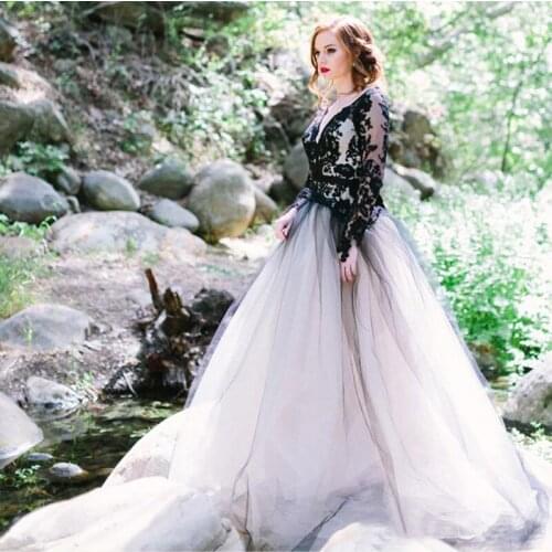 2021 Black And White Vintage Wedding Dresses Western Country Style V Neck Backless Illusion Long Sleeves Gothic Bridal Gowns