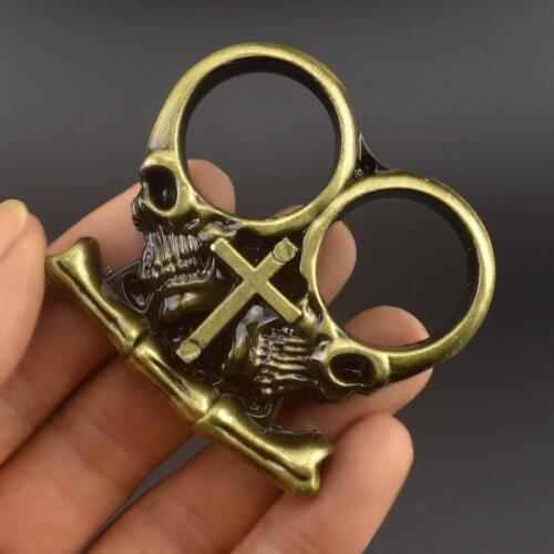 Metal Outdoor Emergency Survival Safety Tools Two Holes 2 Hole Skull Keychian Survival Hand Party Gift Survival Hand EDC Tool
