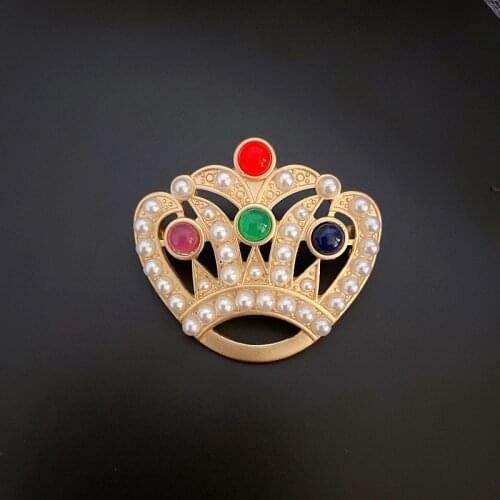 New wholesale retro Palace Art simple pearl color treasure matte gold brooch Western antique small pin female