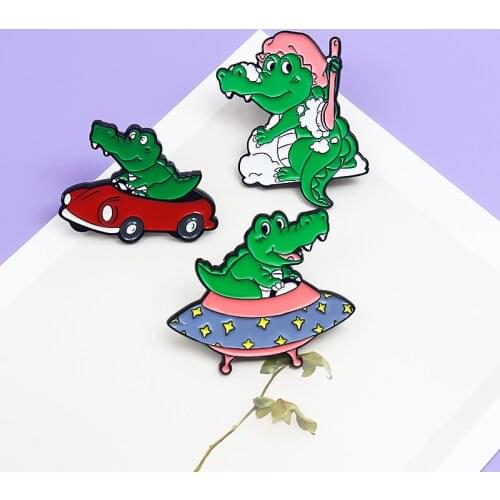 Green Crocodile Flying Saucer Brooches Cute Alien UFO airshipa Animal Enamel Lapel Pins Badges Gifts for Kids Jewelry Wholesale