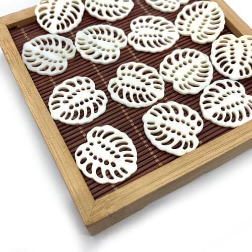 Natural Freshwater Shell White Pendant Carved Hollow Leaf Design Necklace Fashion New Pendant Earring Accessories Wholesale