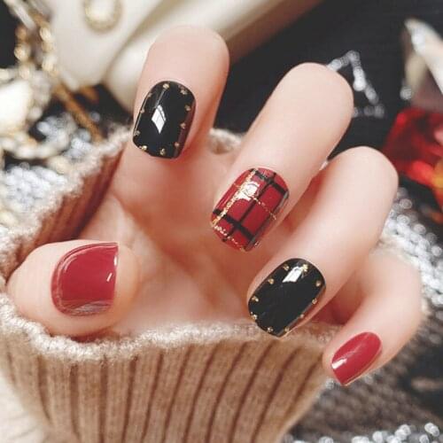 24pcs New High Quality Fresh Red And Black Stripe Short Nails Women Wearable Full Cover Finger Fake Nails With Glue WD