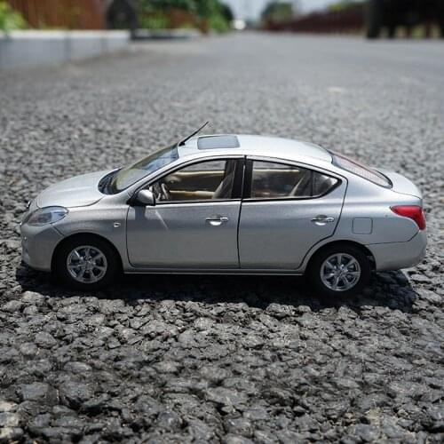 Die Casts Collectible Model Cars Static Alloy Vintage Car Birthday Gift 1:18 for Nissan Sunny Home Decor Children Toys