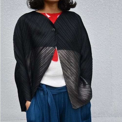 天裴褶皱 Women's Short Jackets