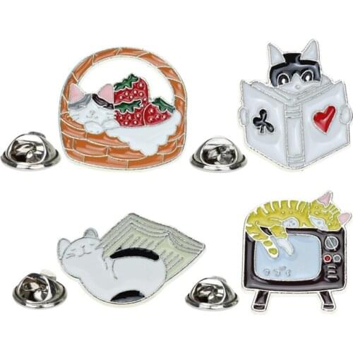 New Japanese cartoon cat kitten brooch coat clothes cute dripping oil collar brooch 2020 cute gift