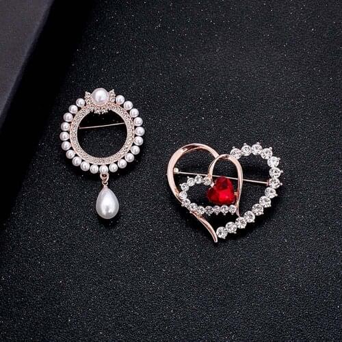 Love Form Brooches Full Bling Rystal Pineapple Pins Leaf Vintage Style Imitation Pearl Lapel Women Wedding Accessories Jewelry